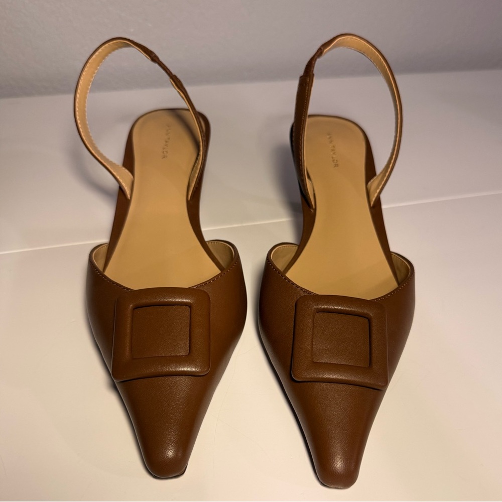 Ann Taylor kitten heel with buckle detail. Size 9.5M